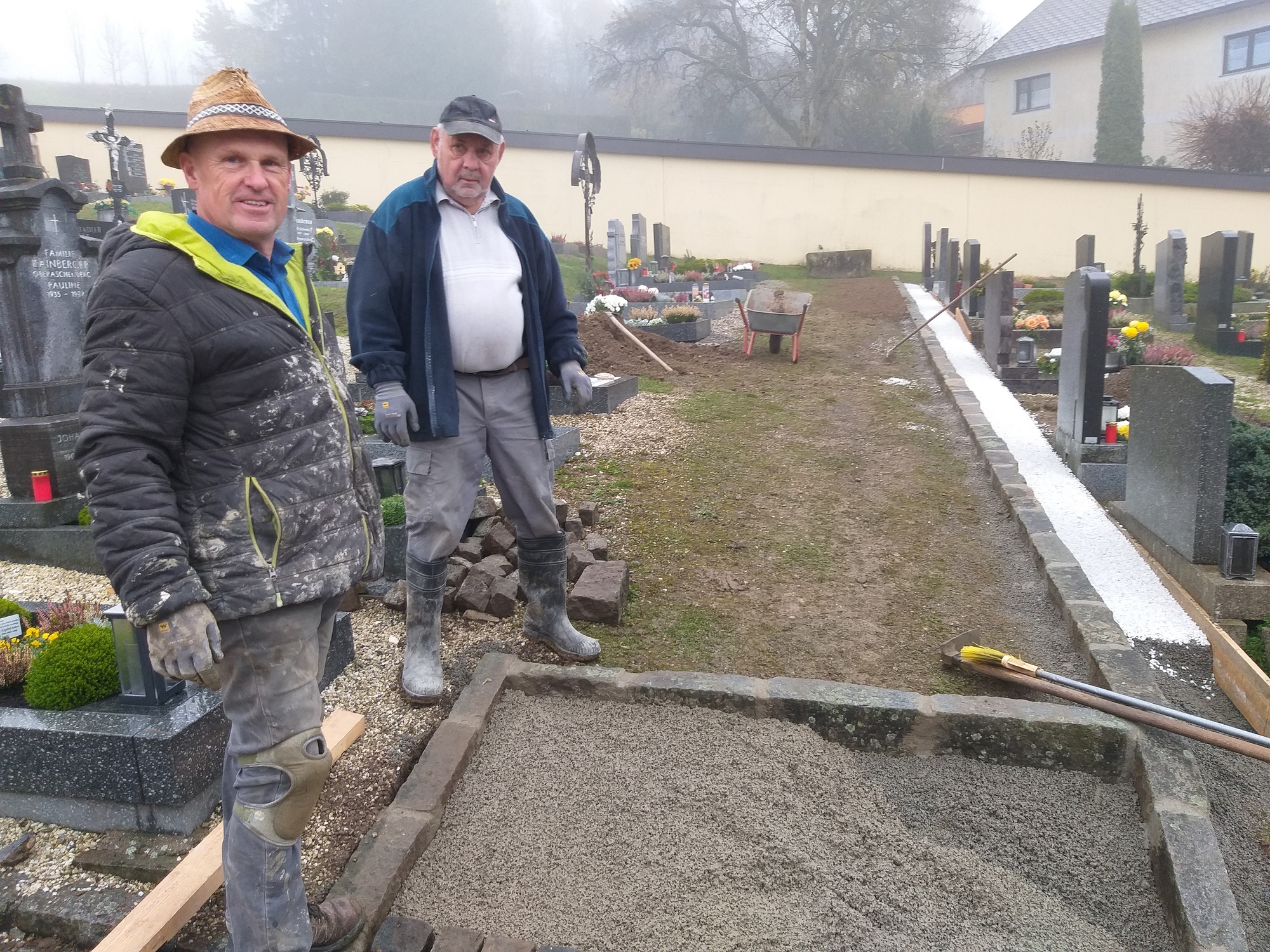 Josef Lauß uns Alois Stöbich sanieren die Friedhofswege / Foto: Pfarre Oberkappel Josef Lauß uns Alois Stöbich sanieren die Friedhofswege