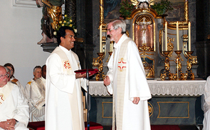 V.l. Francis Jophy mit Dechant Franz Aumüller. © Maximilian Hauer