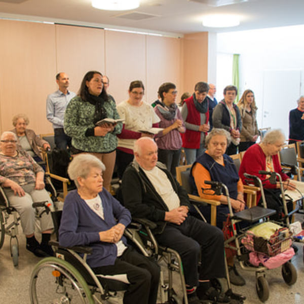 Bischofsvikar Willi Vieböck besichitgt das Bezirksalten- und Pflegeheim Weyer mit anschließendem Gottesdienst