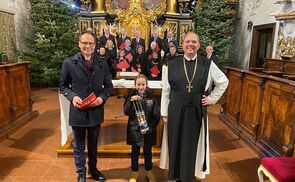 V. l.: Abt Nikolaus Thiel, Friedenslichtkind Michael Putz und Moderator Günther Madlberger in der Stiftskirche Schlierbach.