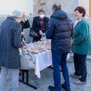 Goldhaubenfrauen beim Verkauf