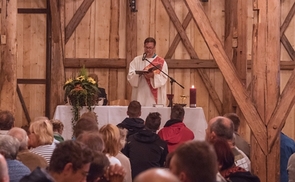 Volksmusikmesse im Leitner Stadel beim Woodstock der Blasmusik 2017 mit Festivalseelsorger Florian Baumgartner
