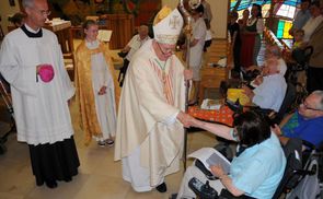 Bischof Ludwig Schwarz feierte mit den BewohnerInnen von Dorf Altenhof. / Foto: assista