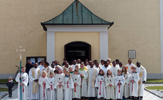 Pfarrer Paulinus feiert afrikanische Messe       