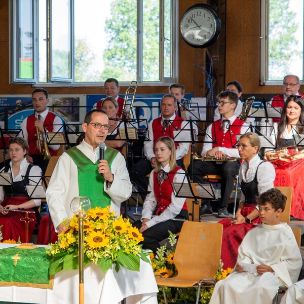 Festgottesdienst am 25.6.2023 / © Pfarrgemeinde Schönering