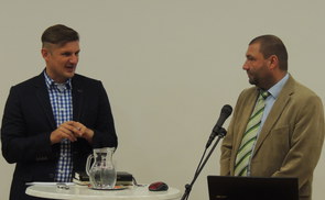 Referent Dr. Josef Keplinger (r.) mit dem Leiter des Katholischen Bildungswerks der Stadtpfarre Eferding, Christian Penn. © Max Neundlinger