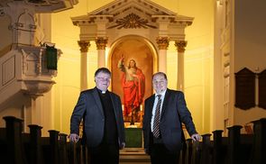 Bischof Manfred Scheuer (l.) und Superintendent Gerold Lehner (r.) in der Linzer Martin-Luther-Kirche.