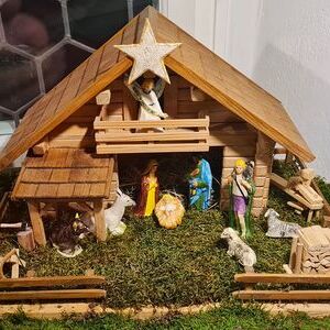 'Hausgeburt' ein solider Holzbau von Fröller Friedrich aus Grünburg bei Freistadt 2010, Figuren von 'Keramik Kroiher'