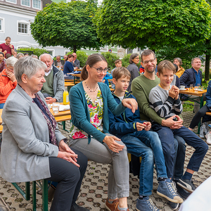 Frühschoppen im Pfarrgarten