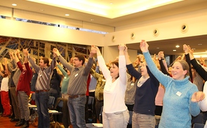 Gemeinsames Singen beim Seelsorgeteam-Jahrestreffen im Bildungshaus Schloss Puchberg.